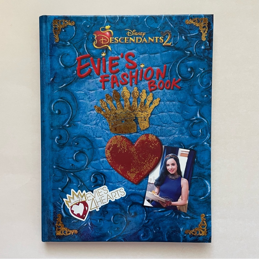 Disney Descendants Evie’s Fashion Book